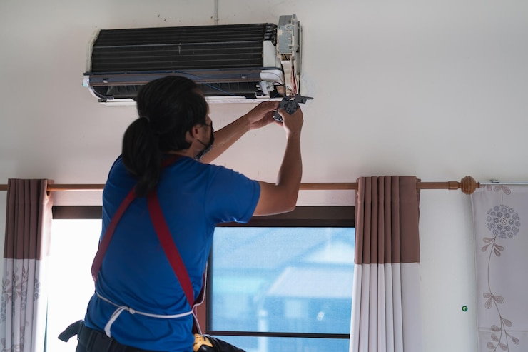 rear-view-man-working-home_10489